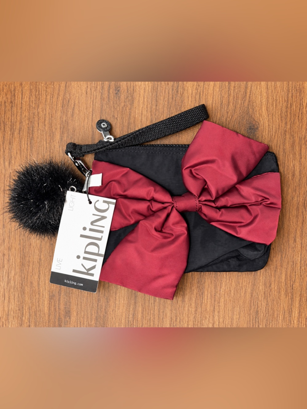 Kipling Creativity XL Bow Wristlet en Black/Merlot ✨